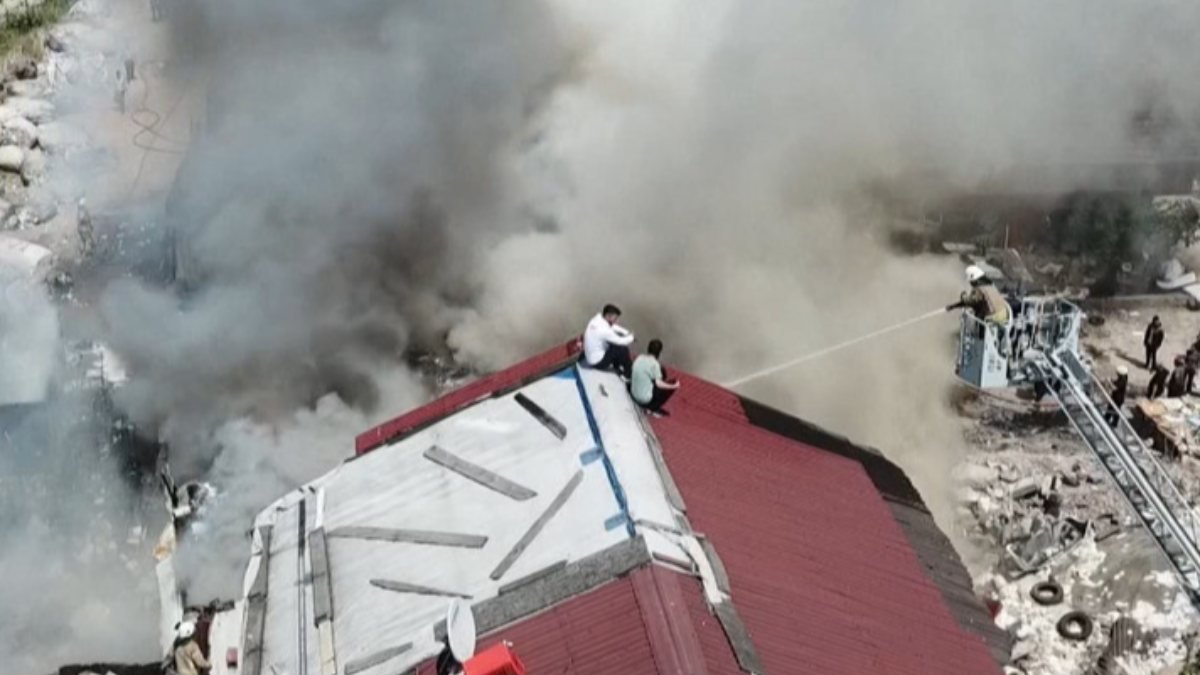 Ataşehir'de yangın söndürme çalışmalarını çatıdan izlediler