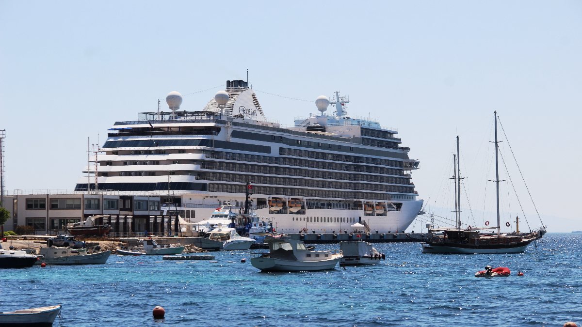 Bodrum'da dev gemiden 260 turist inince esnaf şaşkına döndü