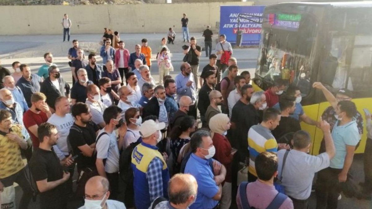 İstanbul'da vatandaşlar İETT'nin geç gelmesini yol keserek protesto etti