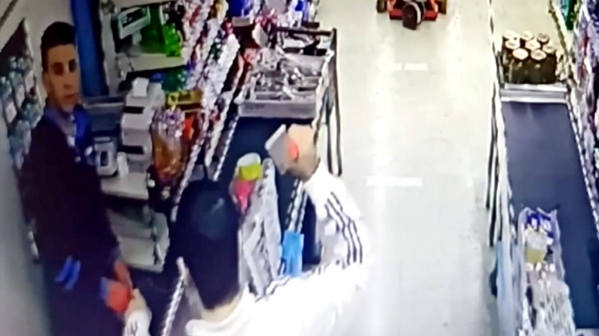 Adana'da marketteki kasiyer bıçaklı soyguncuyu satırla kovaladı