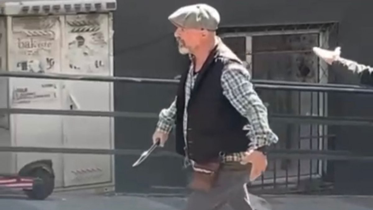 Kadıköy'de otomobil sürücüsü, kağıt toplayıcısını bıçakla kovaladı