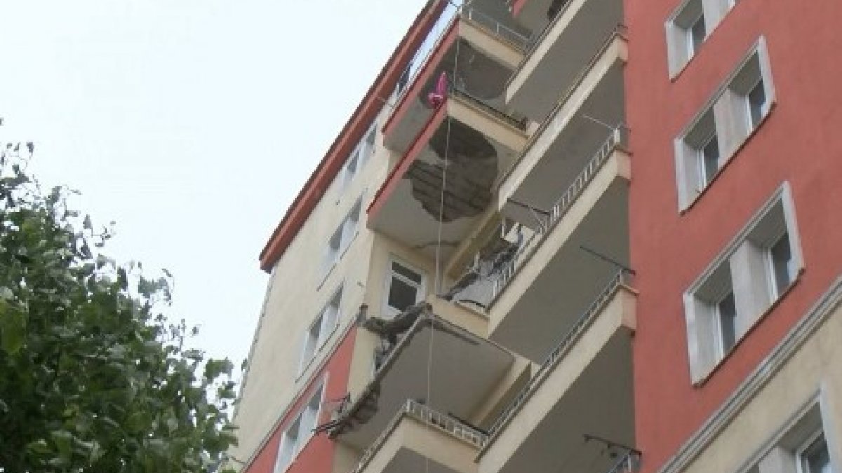 Beylikdüzü'nde 10 katlı apartmanın 2 balkonu çöktü
