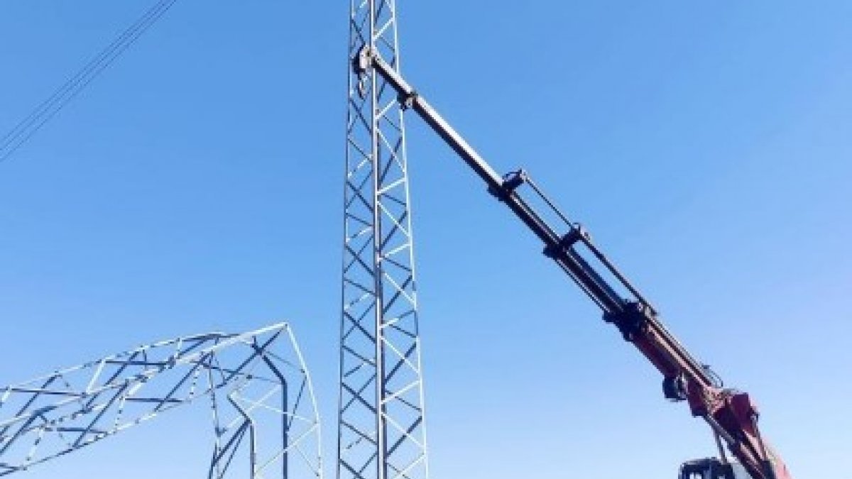 Şanlıurfa'da fırtınanın yıktığı 144 elektrik direği yenilendi