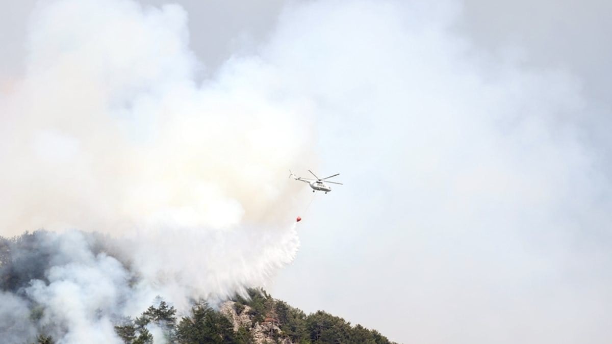 Antalya'da çıkan orman yangınına müdahale sürüyor