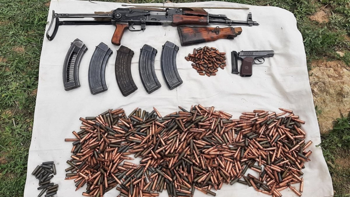 Van'da PKK'lı teröristlere ait örgütsel malzemeler bulundu