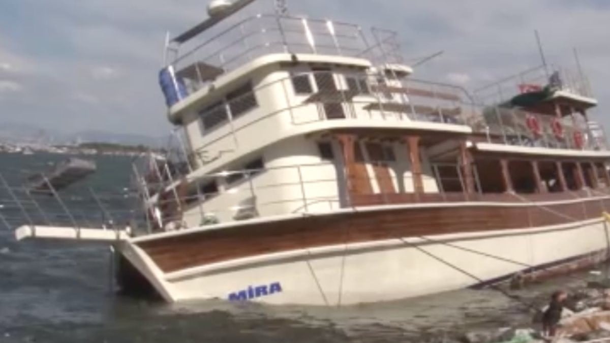 İzmir'de şiddetli rüzgar, tekneyi devirdi