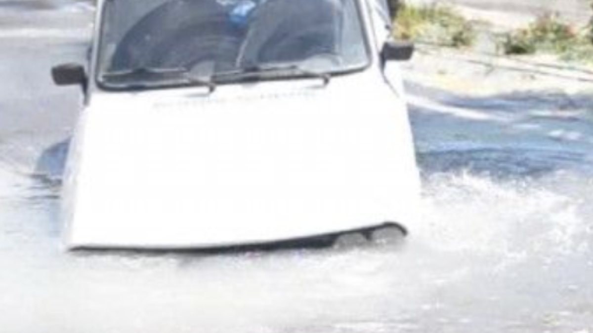 Şanlıurfa'da otomobil asfalt çukuruna düştü