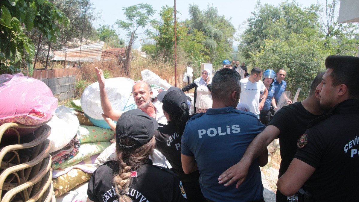 Adana'da kaçak evin yıkımı sırasında arbede çıktı