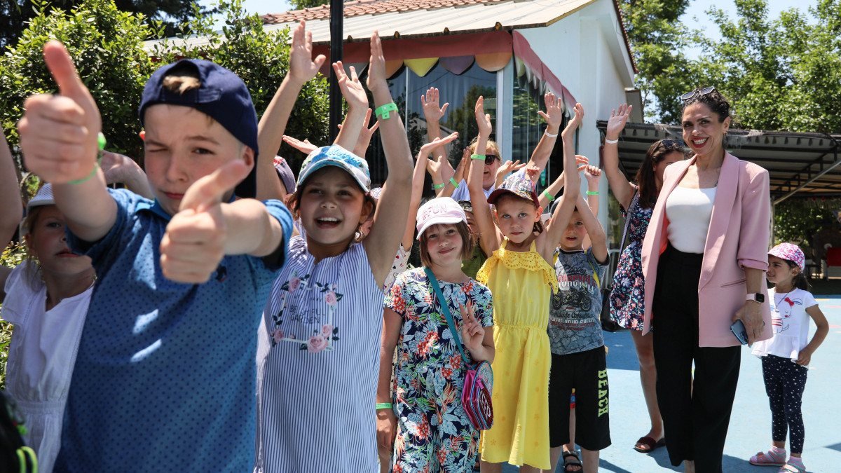 Ukrayna'daki yetimhaneden gelen çocuklar, her şeyi oyun sanıyor