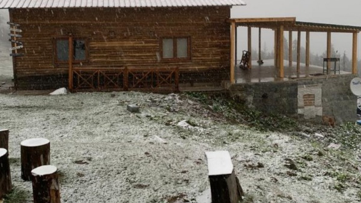 Doğu Karadeniz'de yaylalara kar yağdı