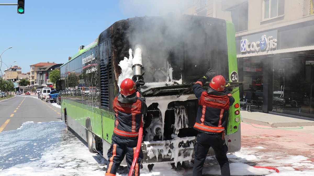 Sakarya'da belediye otobüsü seyir halindeyken yandı