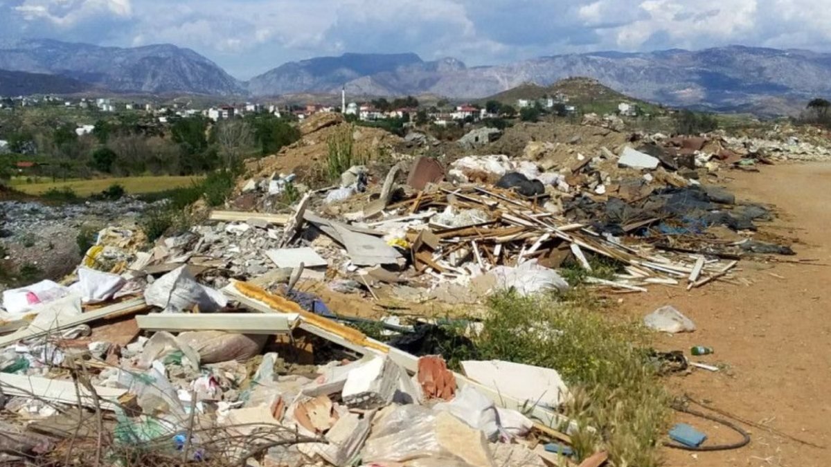 Antalya'da yangında zarar gören evlerin hafriyatı ormana döküldü