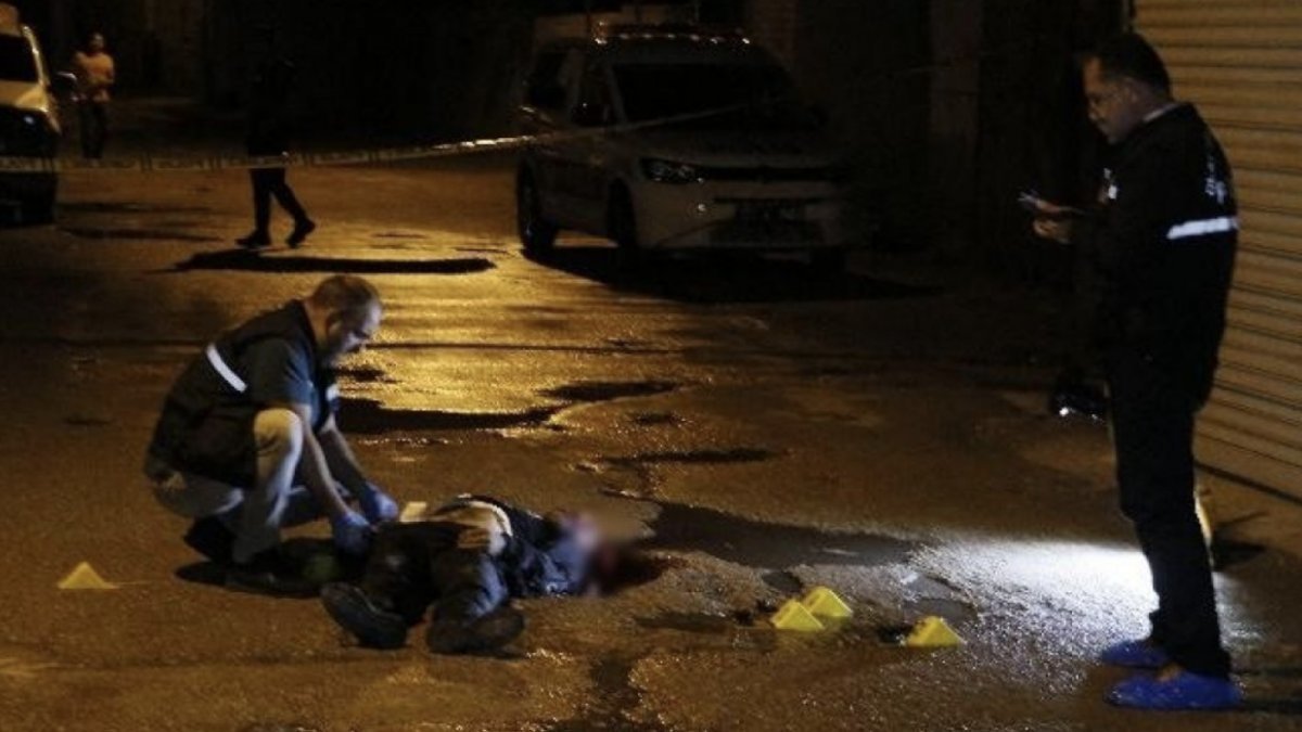 Adana'da silahlı çatışma: 1 kişi başından vuruldu