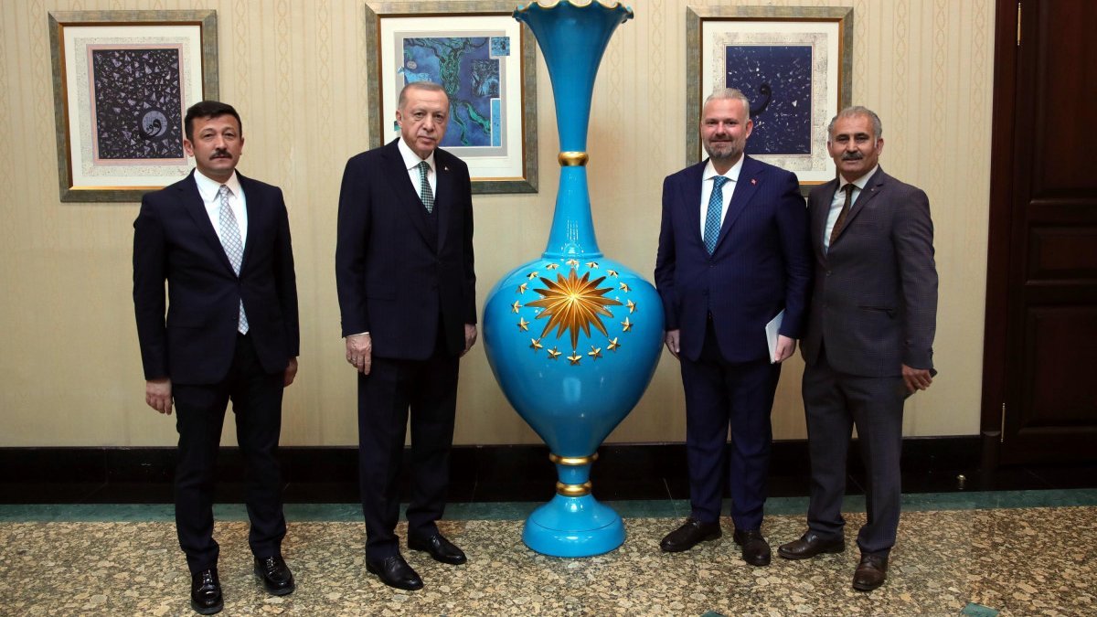 2,5 metrelik vazo, Cumhurbaşkanı Erdoğan'a takdim edildi