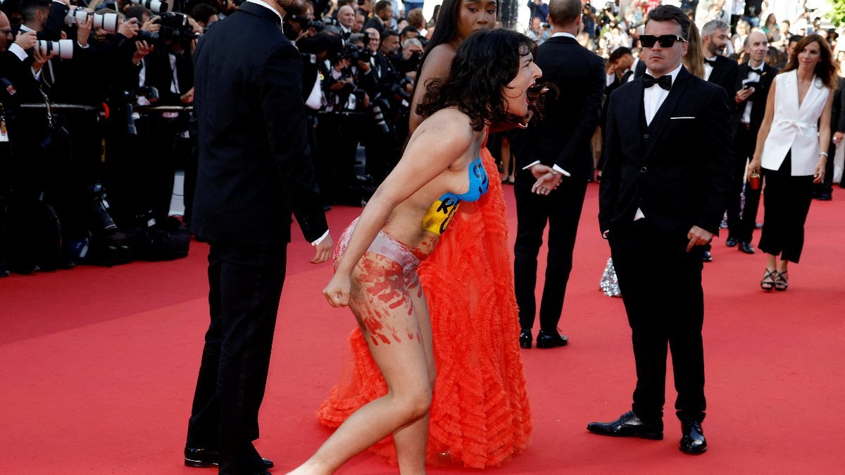 Cannes Film Festivali’nde çıplak protesto