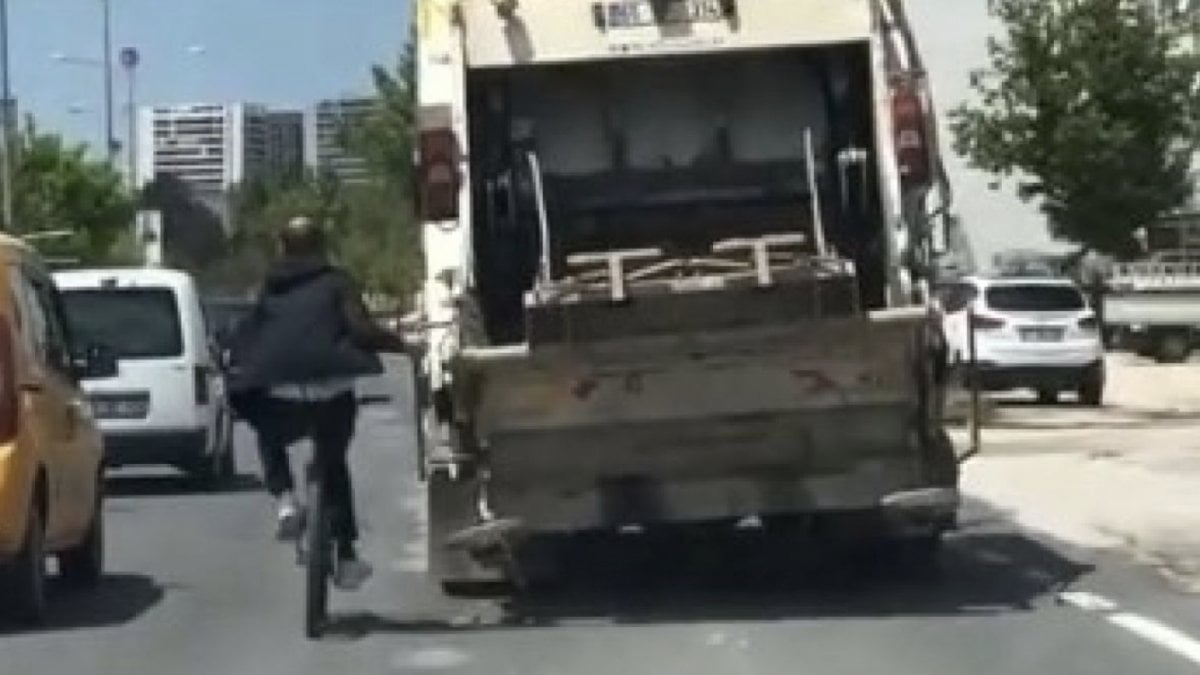 Elazığ'da bisikletlinin tehlikeli yolcuğu