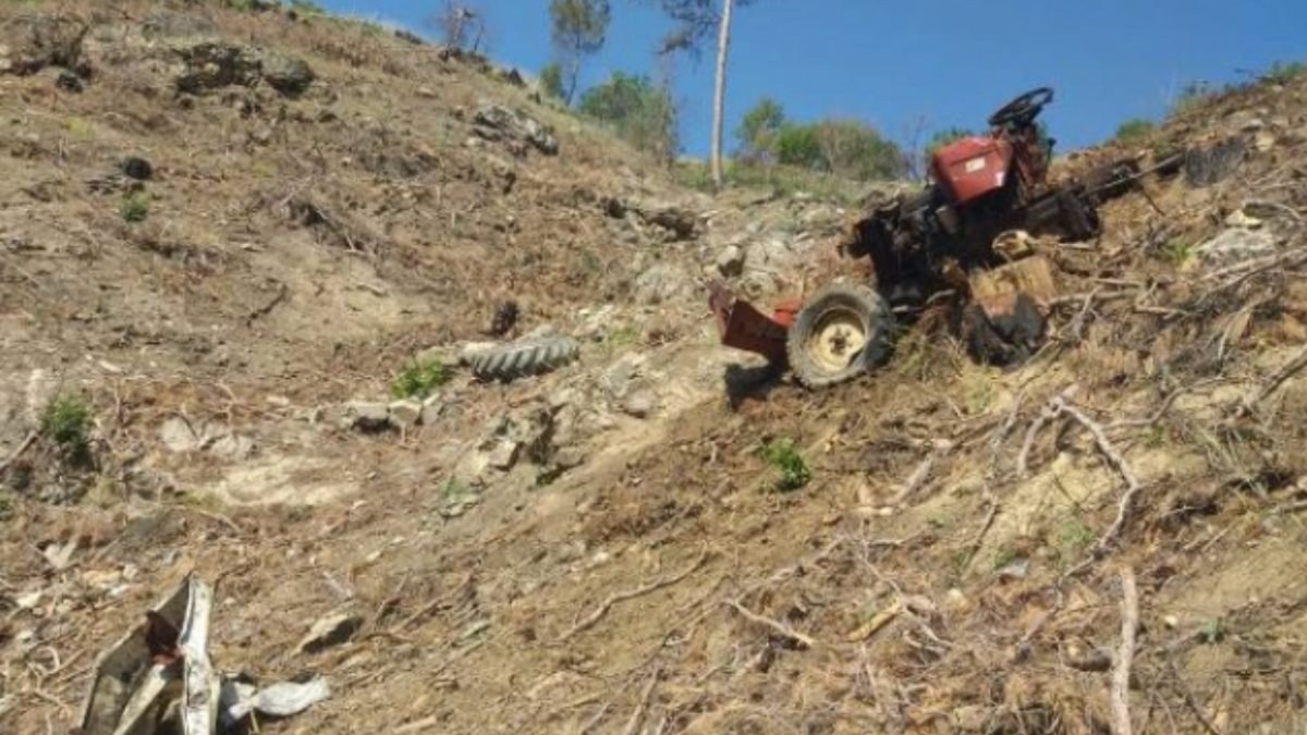 Antalya'da uçuruma yuvarlanan traktörün sürücüsü öldü