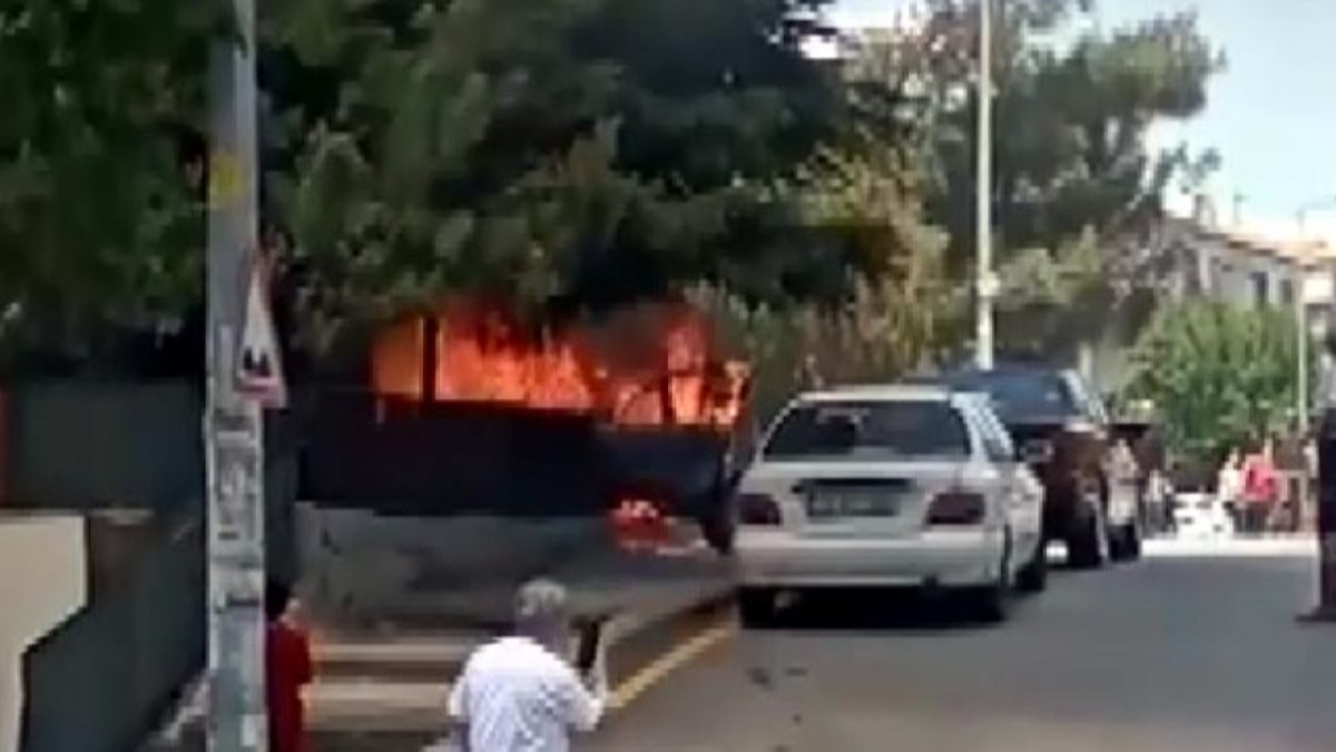 Ankara'da yanarken yokuştan kayan araç, çarptığı ağacı da küle çevirdi