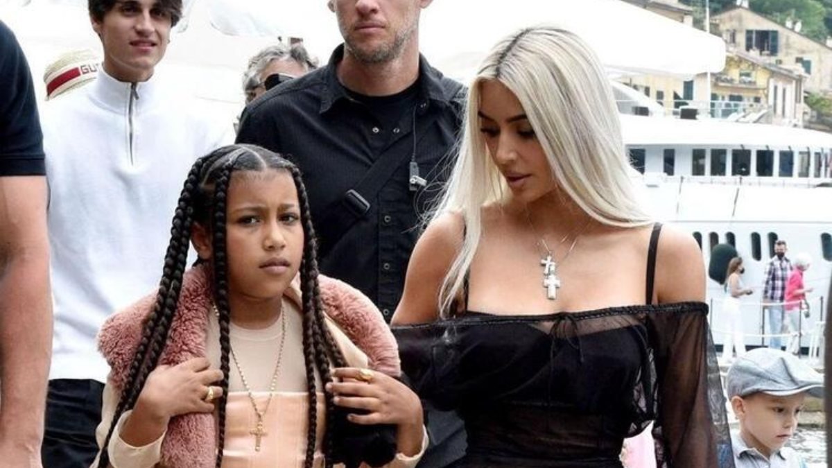 Kim Kardashian, kızına korse giydirdi