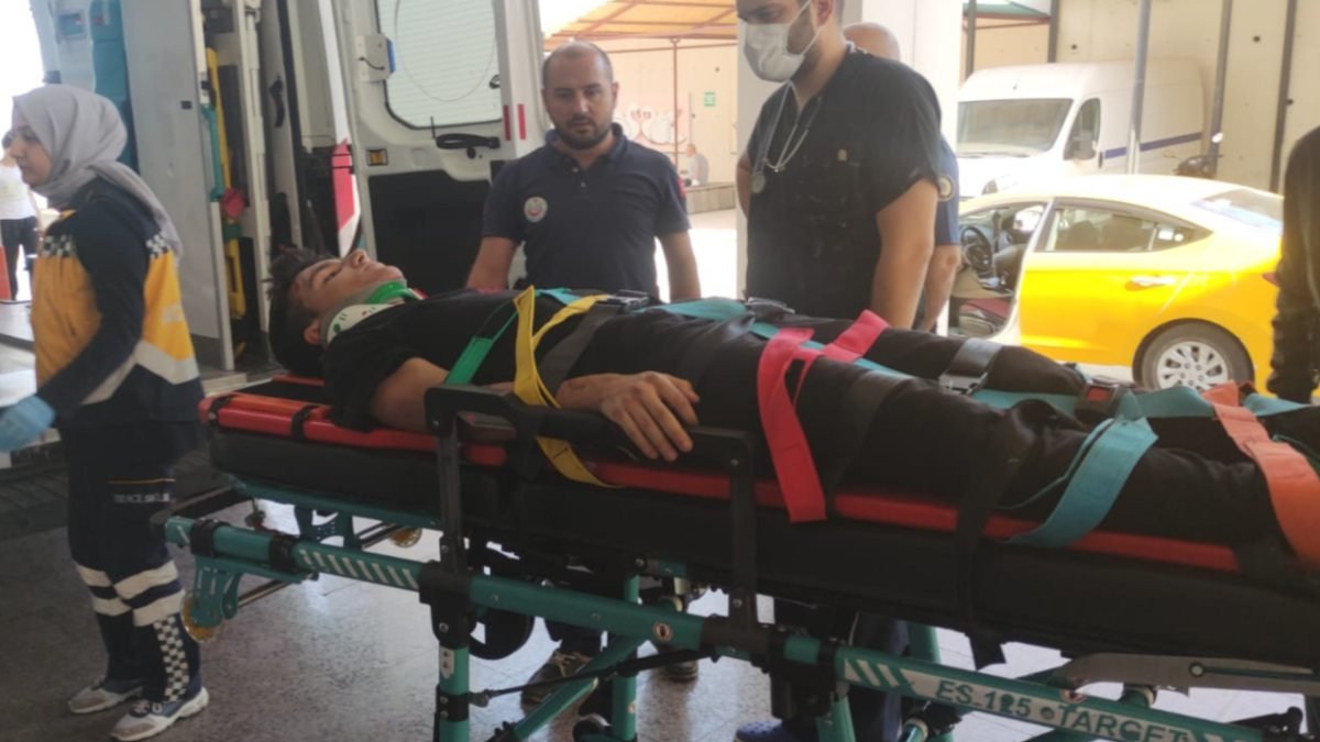 Bursa'da otomobilin altında kalan 2 genç yaralandı