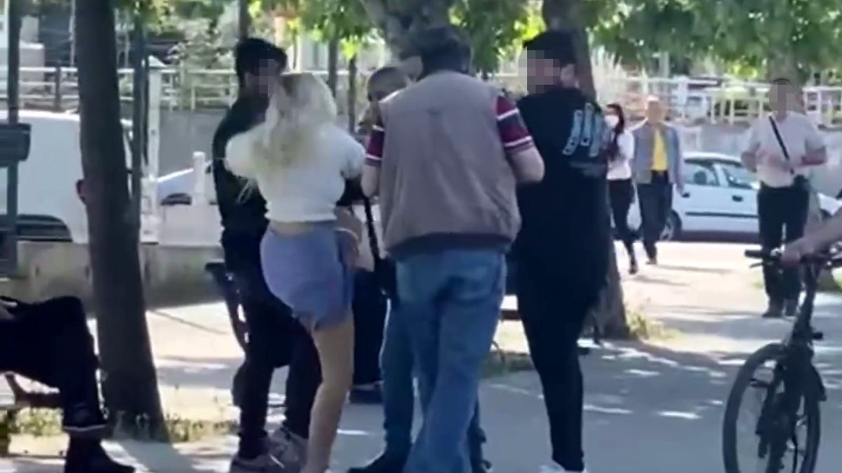 Beylikdüzü'ndeki kadın, videosunu çeken sapığı dövdü