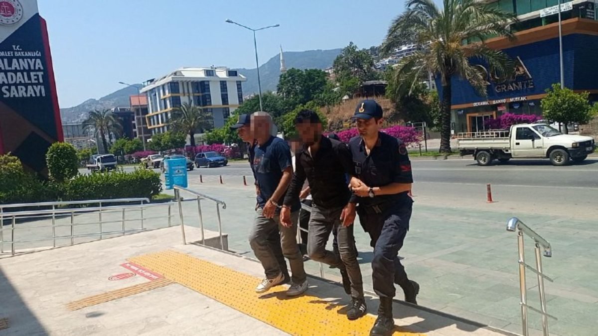 Antalya'da, 36 kaçak göçmeni kaçırmaya çalışanlara operasyon: 3 gözaltı