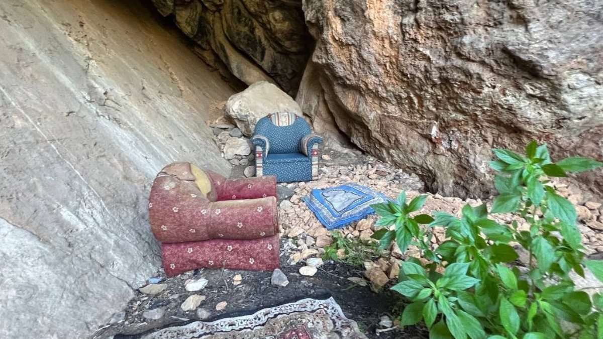 Bursa'da kazdıkları mağara yaşam alanları oldu
