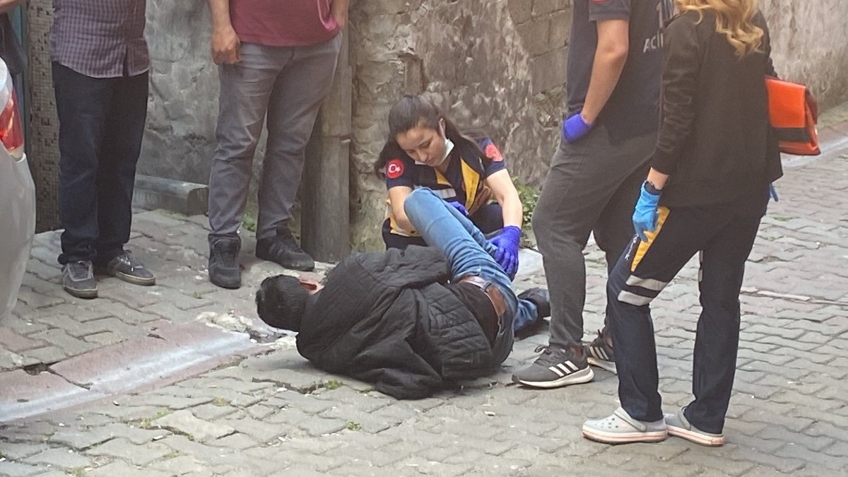 Beyoğlu'nda çatıya çıkan hırsız, çocuğun üstüne düştü