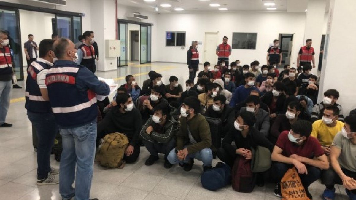 Kocaeli'de yakalanan 272 kaçak göçmen sınır dışı edildi