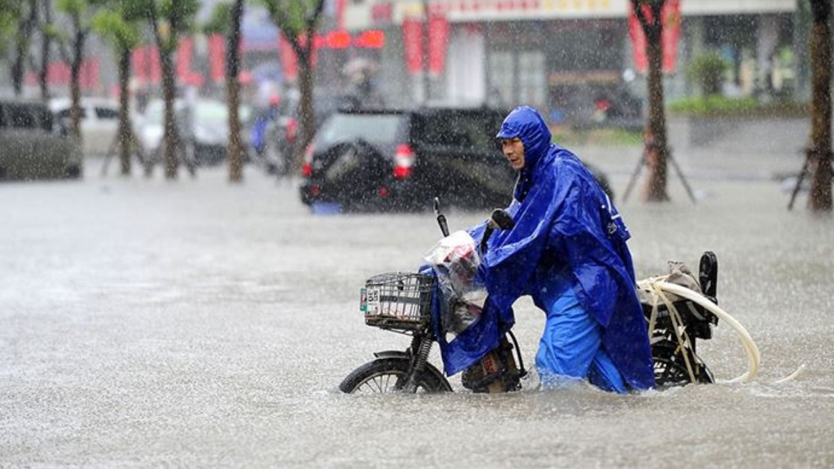 Çin'deki şiddetli yağış 4 kişinin canına mal oldu