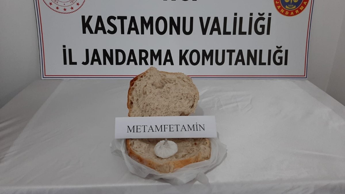 Kastamonu'da ekmek arasına uyuşturucu sakladı