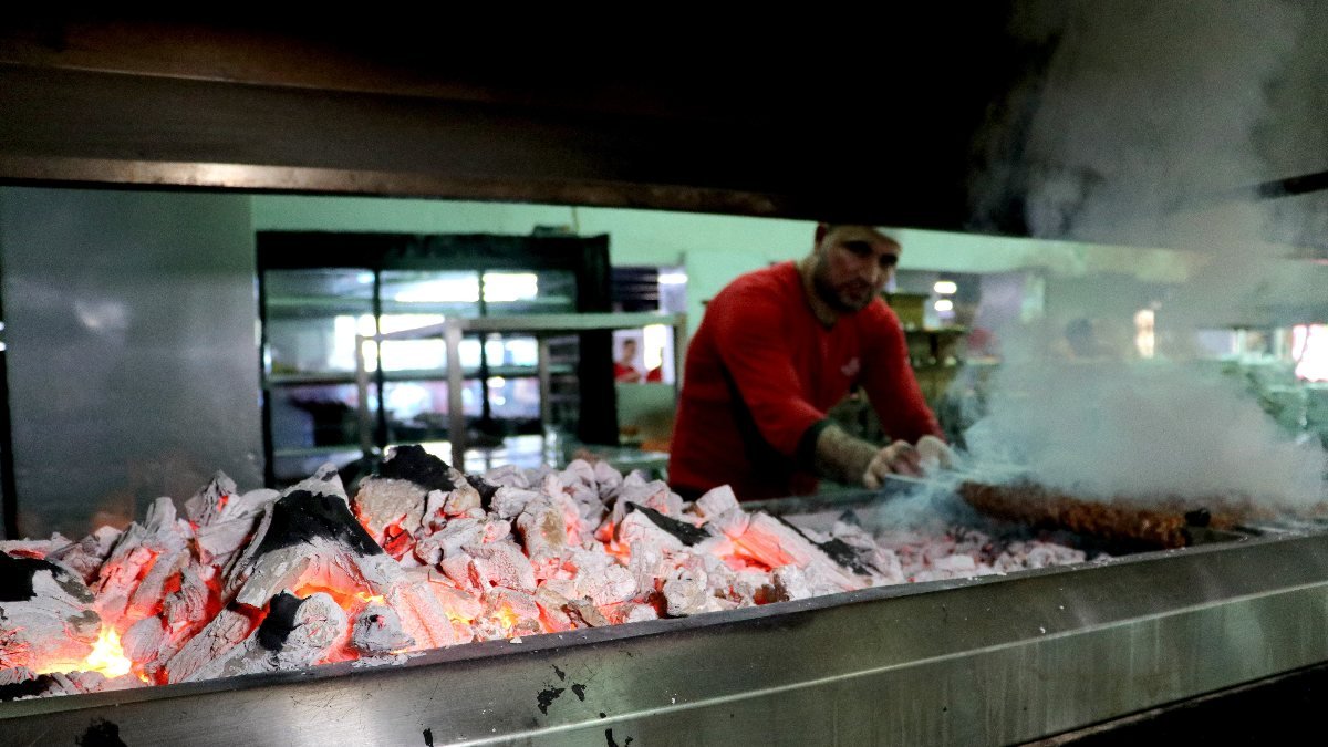 Adana’da, kebapçıların 90 derecede zorlu mesaisi