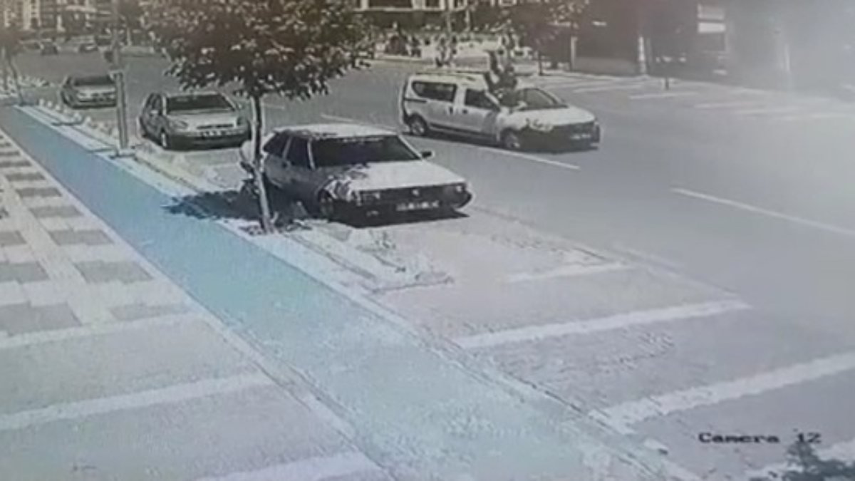 Malatya'da şaşırtan kaza güvenlik kamerasına yansıdı