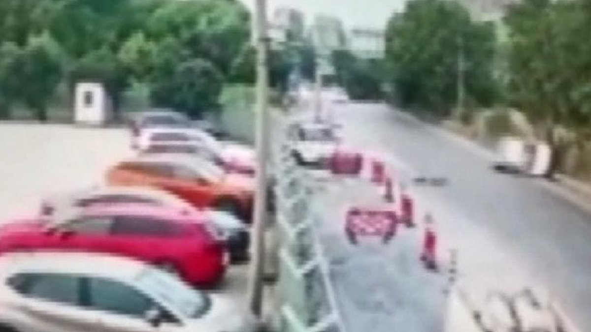 Zeytinburnu'nda bisikletliye çarpan otomobil takla attı