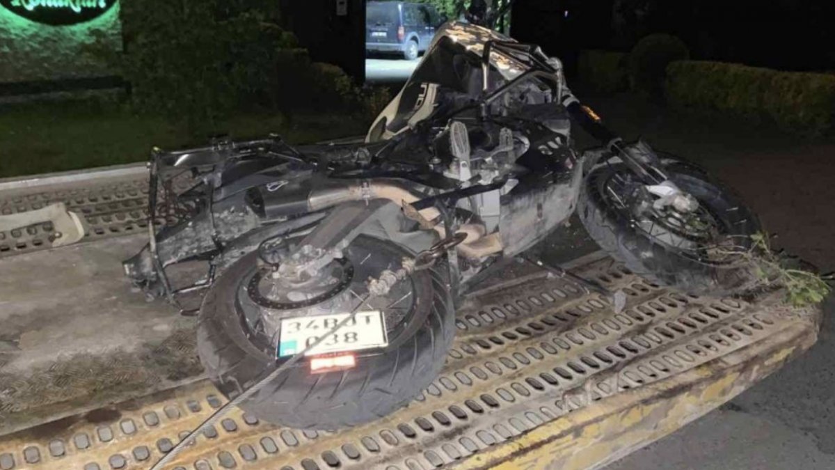 Sakarya'da kontrolden çıkan motosikletin sürücüsü ve çarptığı genç, hayatını kaybetti