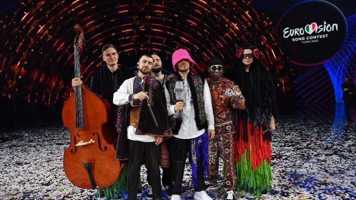 Eurovision birincisi Ukraynalı grup, kazandığı kristal mikrofonu sattı