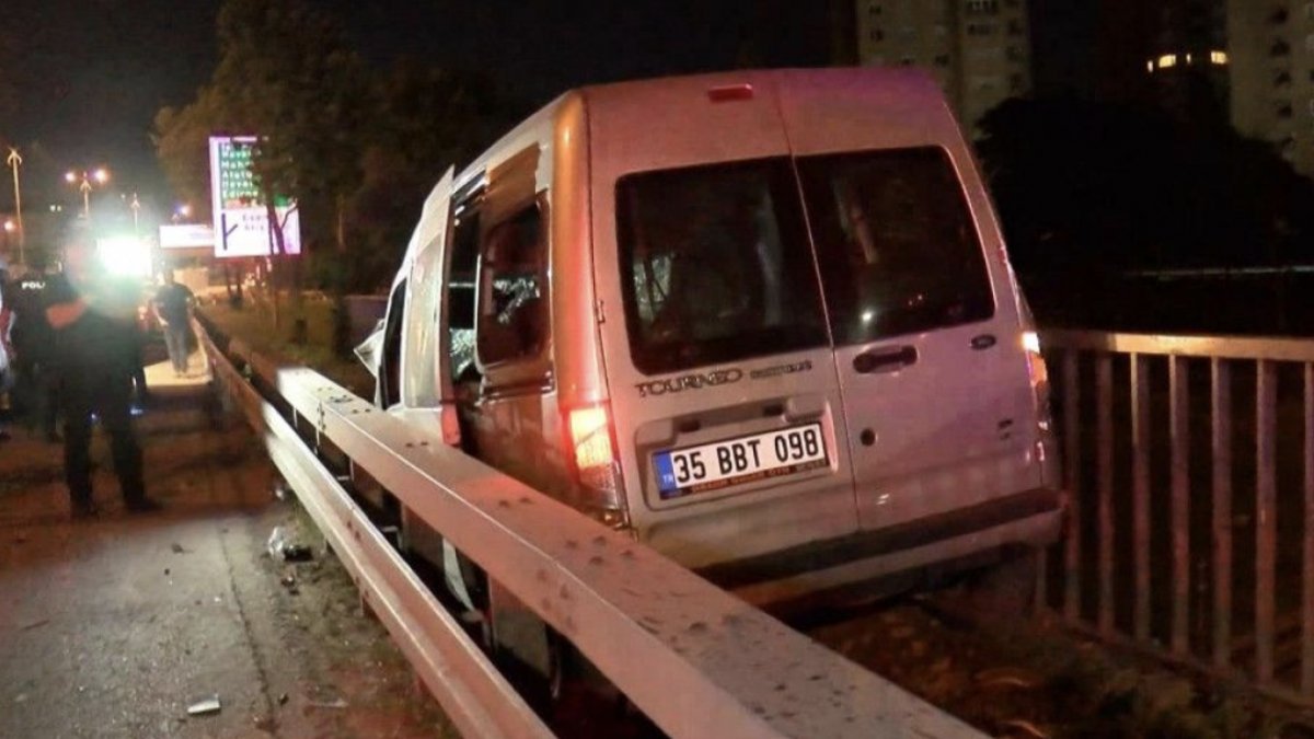 Fatih'te denetim noktasından kaçan ticari araç kaza yaptı: 4 gözaltı