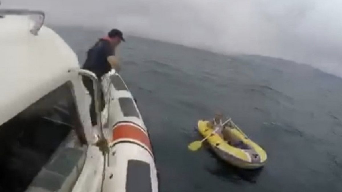 İzmir açıklarında lastik botla sürüklenen bir kişiyi Sahil Güvenlik kurtardı