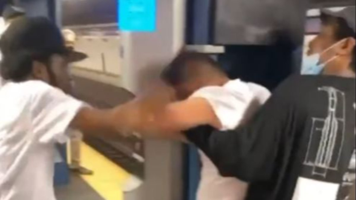 New York metrosunda Asyalı adama yumruklu saldırı