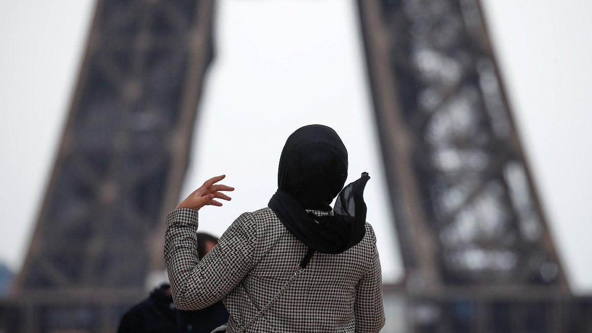 Fransa'da, 'karanlık çağların kıyafeti' denilerek başörtülü kadın restorana alınmadı