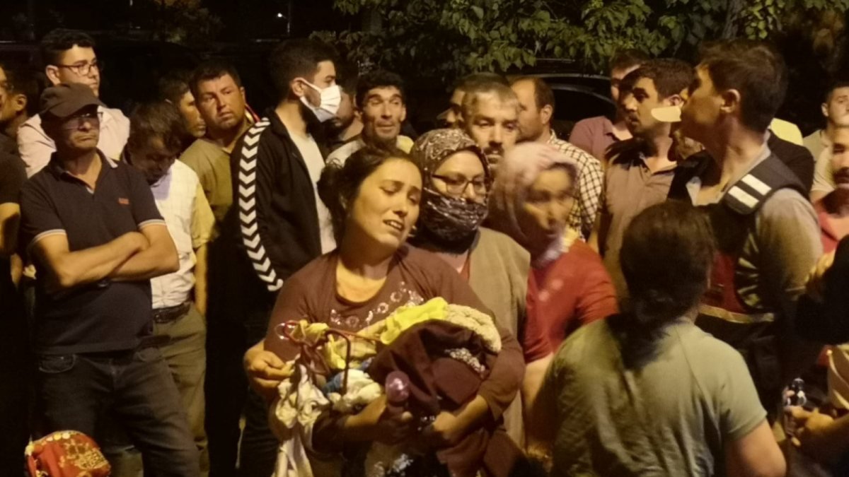 İzmir'de lise öğrencisi 2 kız kayboldu, aileler jandarma önünde toplandı
