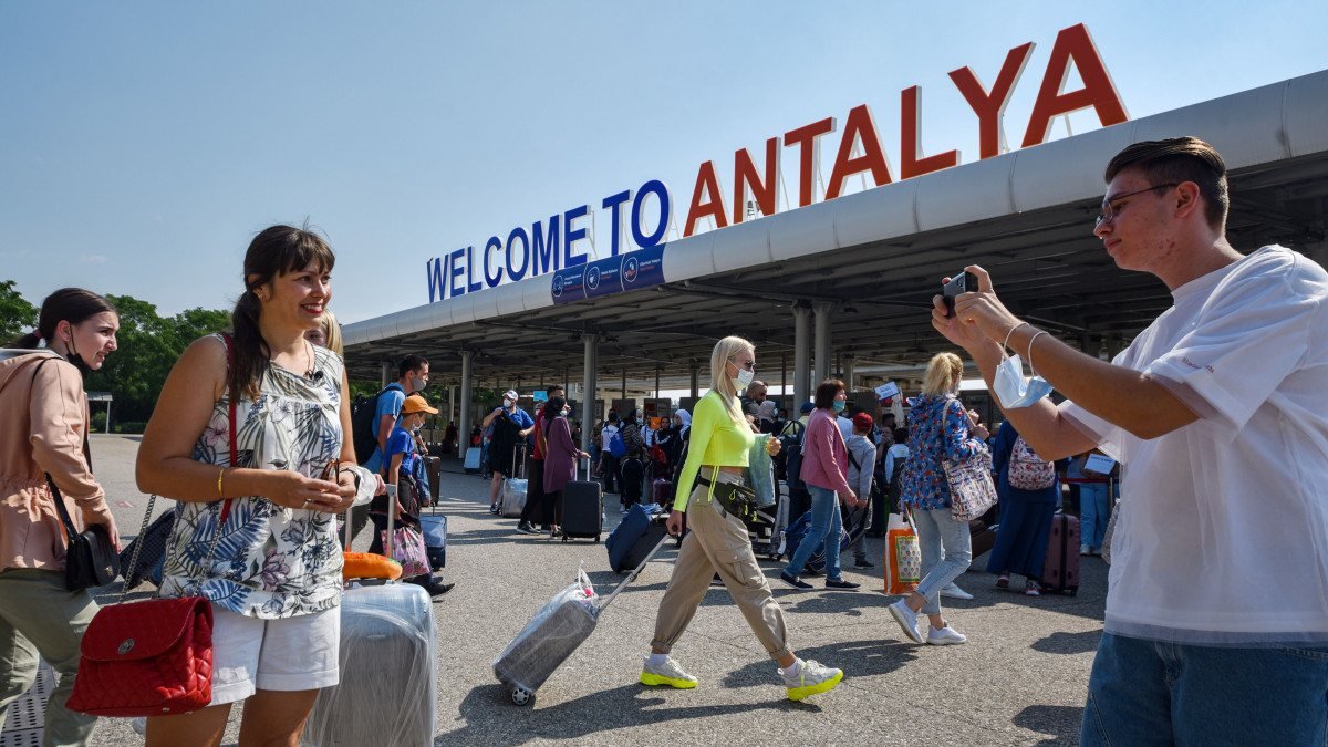 Antalya'da 2 yılın toplamı aşıldı, 2 milyondan fazla turist geldi