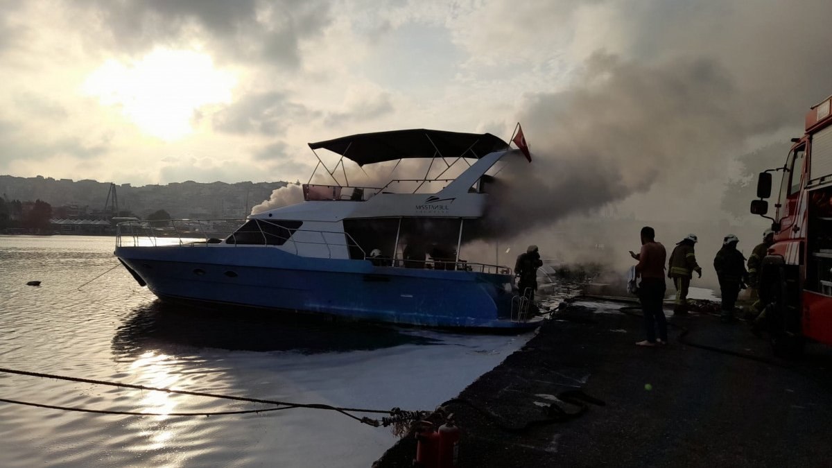 Balat’ta sahile demir atan özel gezi teknesi yandı
