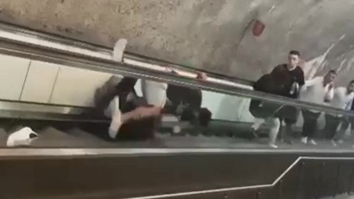 Üsküdar'da yürüyen merdivenlerde yuvarlanarak kavga ettiler