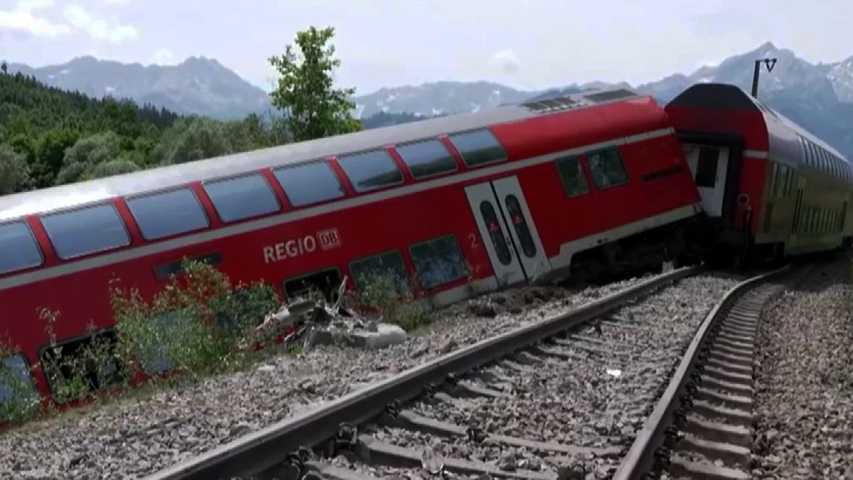 Almanya'da feci tren kazası