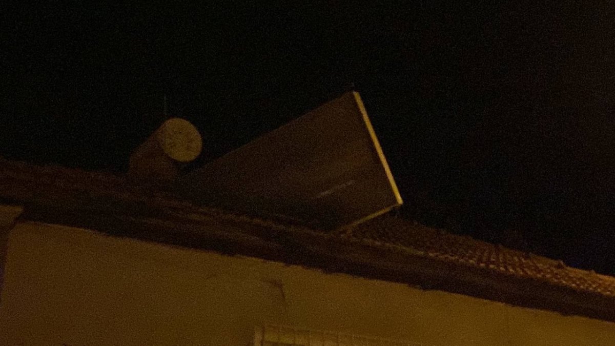Aydın'da fırtınanın uçurduğu güneş paneli çatıya saplandı