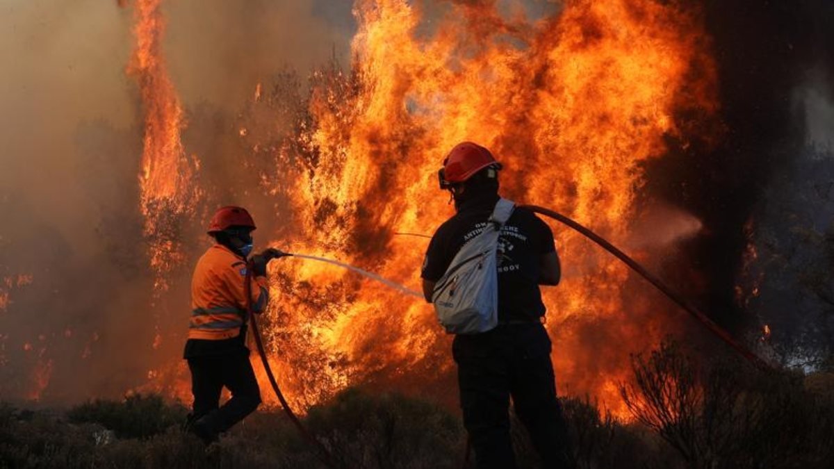 AB, Yunanistan'da orman yangınlarına karşı itfaiyeciler görevlendirdi