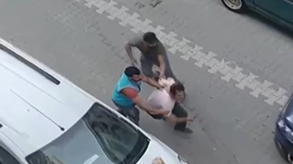 Esenyurt'ta iki kişi sokak ortasında birbirine girdi