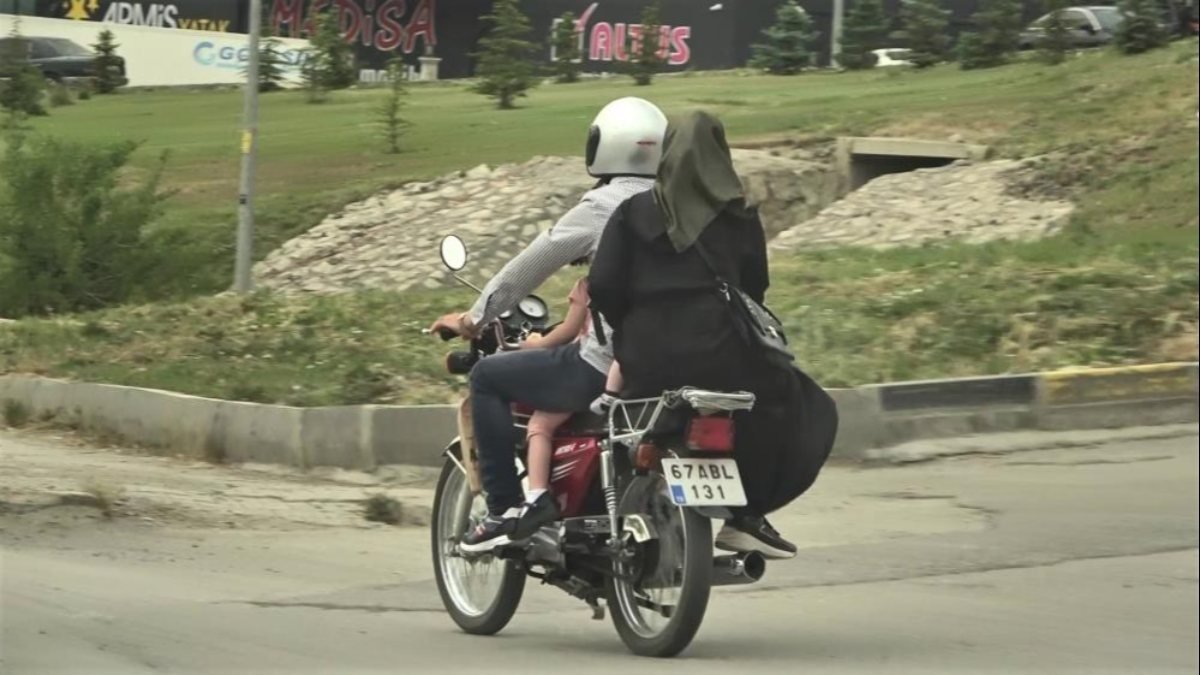 Karabük'te motosiklete binen ailenin tehlikeli yolculuğu