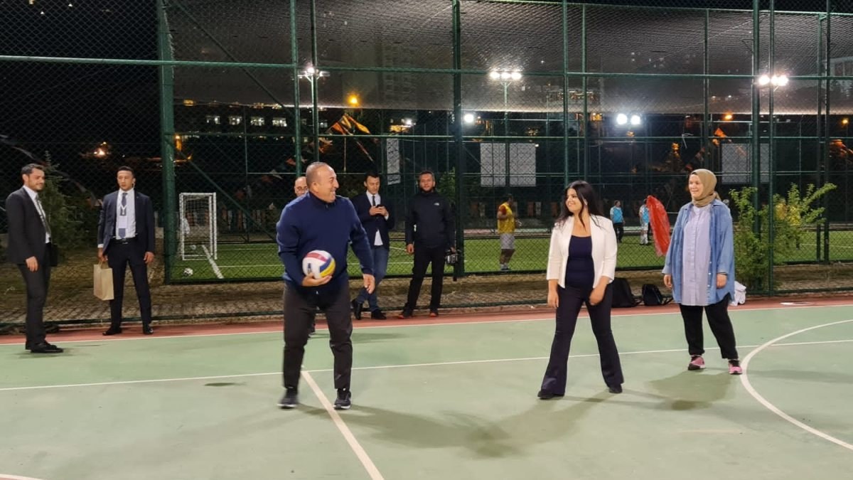 Mevlüt Çavuşoğlu, basın mensuplarıyla voleybol oynadı